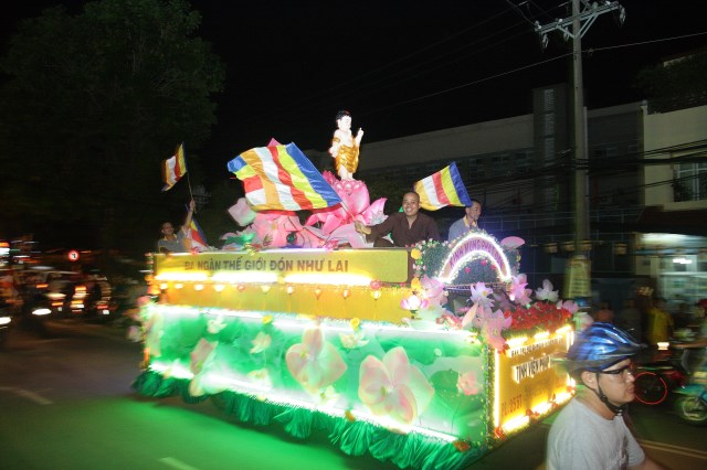 TP.HCM: Muôn sắc đêm diễu hành xe hoa mừng Phật đản PL.2557