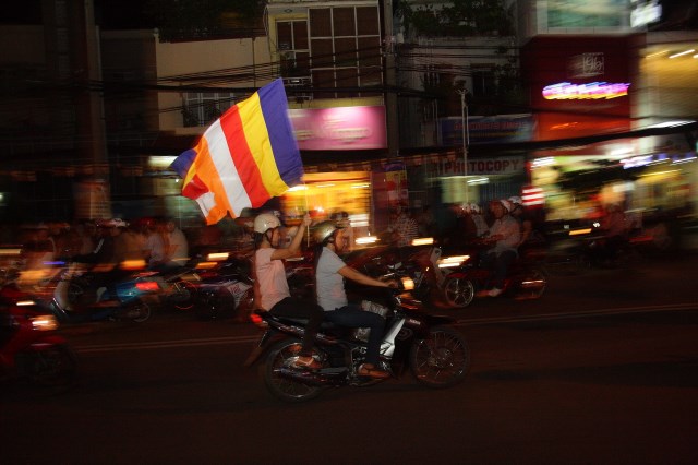 TP.HCM: Muôn sắc đêm diễu hành xe hoa mừng Phật đản PL.2557