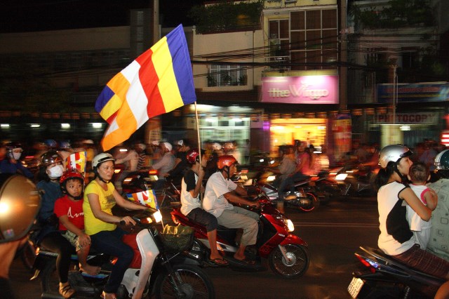 TP.HCM: Muôn sắc đêm diễu hành xe hoa mừng Phật đản PL.2557