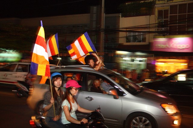 TP.HCM: Muôn sắc đêm diễu hành xe hoa mừng Phật đản PL.2557