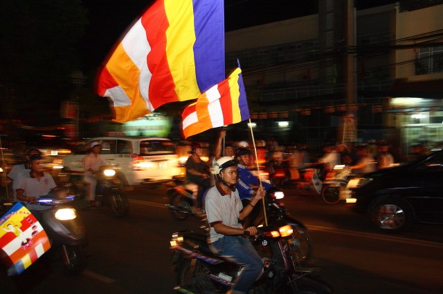 TP.HCM: Muôn sắc đêm diễu hành xe hoa mừng Phật đản PL.2557