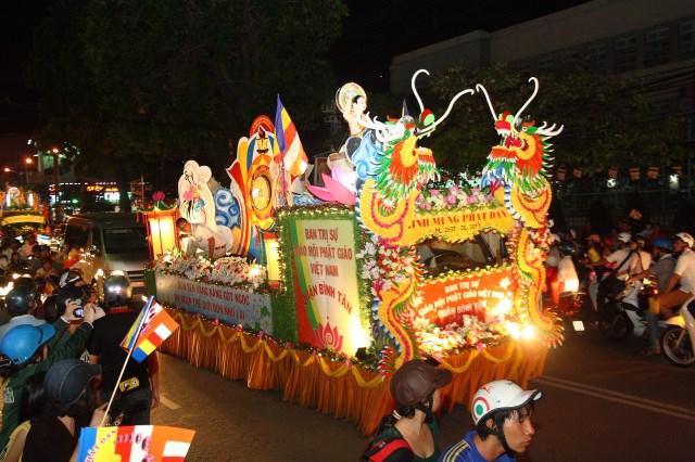 TP.HCM: Muôn sắc đêm diễu hành xe hoa mừng Phật đản PL.2557