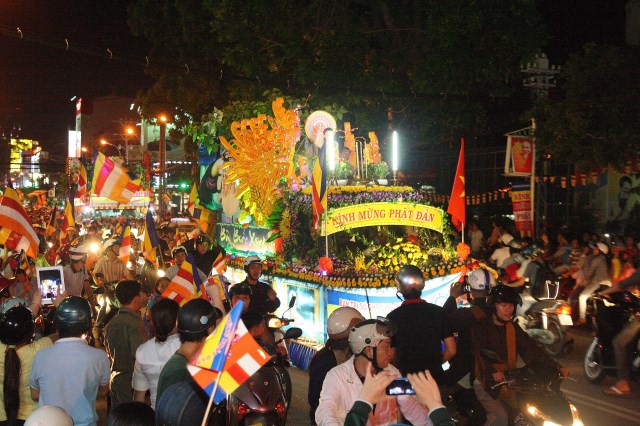 TP.HCM: Muôn sắc đêm diễu hành xe hoa mừng Phật đản PL.2557