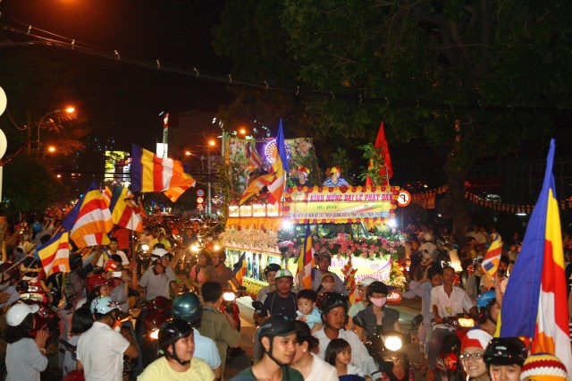 TP.HCM: Muôn sắc đêm diễu hành xe hoa mừng Phật đản PL.2557