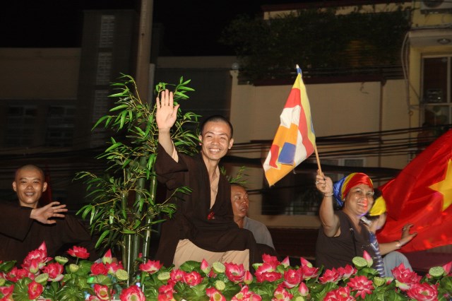 TP.HCM: Muôn sắc đêm diễu hành xe hoa mừng Phật đản PL.2557