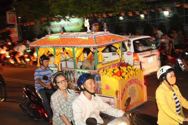 TP.HCM: Muôn sắc đêm diễu hành xe hoa mừng Phật đản PL.2557