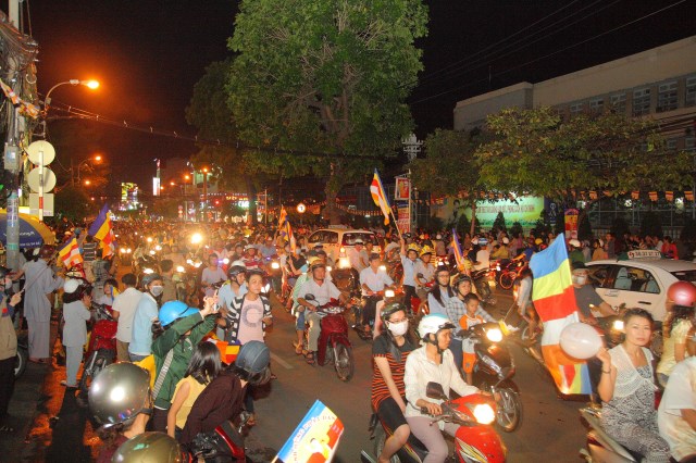 TP.HCM: Muôn sắc đêm diễu hành xe hoa mừng Phật đản PL.2557