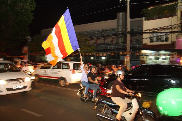 TP.HCM: Muôn sắc đêm diễu hành xe hoa mừng Phật đản PL.2557