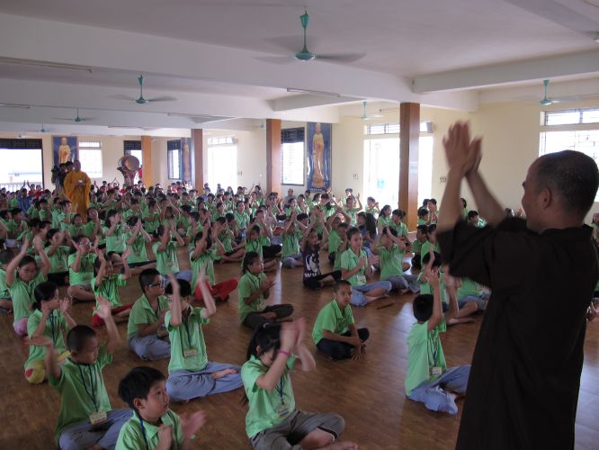 Hà Nội: Khóa tu chùa Nam Dư Thượng với chương trình cả nhà cùng vượt khó và viết lời kinh Phật