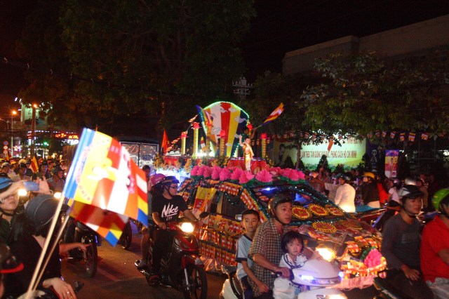 TP.HCM: Muôn sắc đêm diễu hành xe hoa mừng Phật đản PL.2557