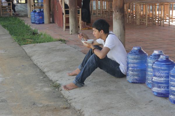 Buôn Mê: Thương màu áo trắng của Thiện Tài Đồng Tử