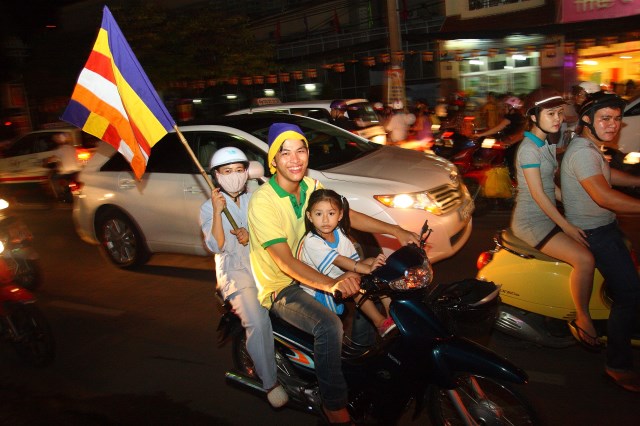 TP.HCM: Muôn sắc đêm diễu hành xe hoa mừng Phật đản PL.2557