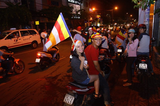 TP.HCM: Muôn sắc đêm diễu hành xe hoa mừng Phật đản PL.2557