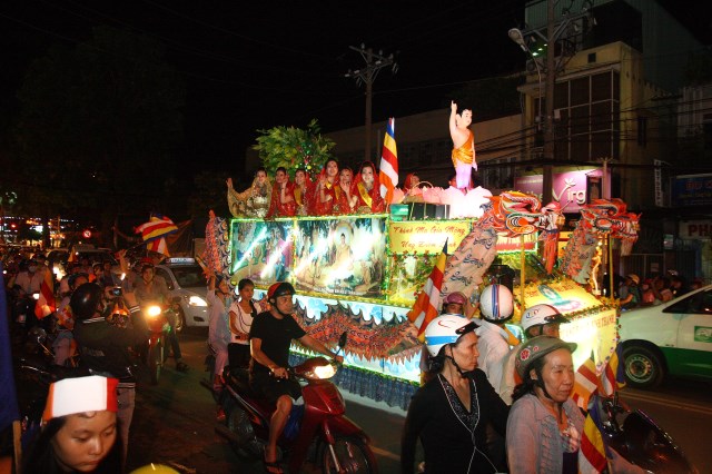 TP.HCM: Muôn sắc đêm diễu hành xe hoa mừng Phật đản PL.2557