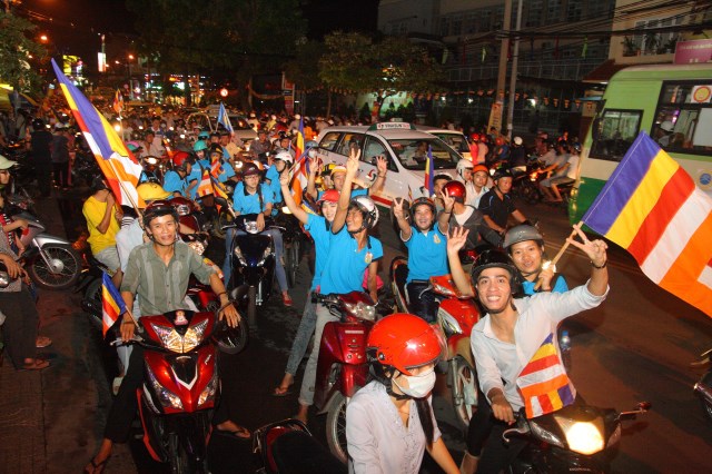 TP.HCM: Muôn sắc đêm diễu hành xe hoa mừng Phật đản PL.2557