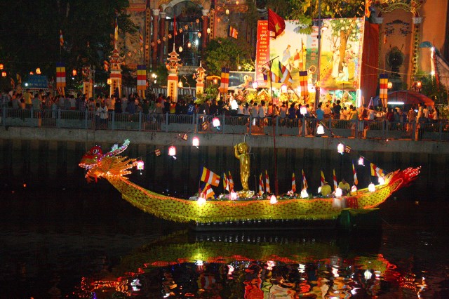 TP.HCM: Muôn sắc đêm diễu hành xe hoa mừng Phật đản PL.2557