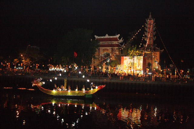 TP.HCM: Muôn sắc đêm diễu hành xe hoa mừng Phật đản PL.2557