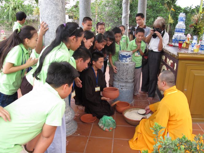 Hà Nội: Khóa tu chùa Nam Dư Thượng với chương trình cả nhà cùng vượt khó và viết lời kinh Phật
