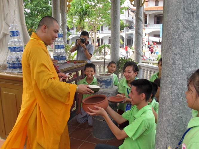 Hà Nội: Khóa tu chùa Nam Dư Thượng với chương trình cả nhà cùng vượt khó và viết lời kinh Phật