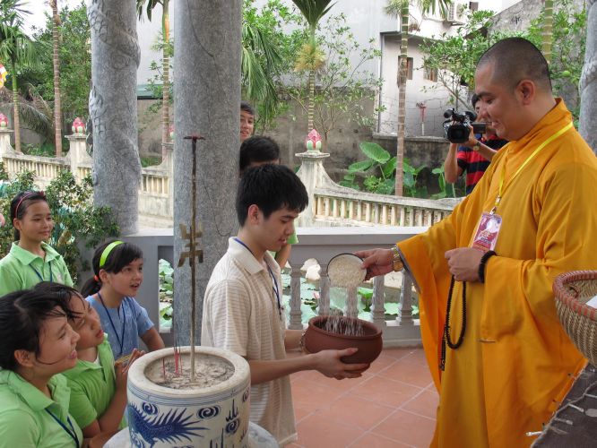 Hà Nội: Khóa tu chùa Nam Dư Thượng với chương trình cả nhà cùng vượt khó và viết lời kinh Phật