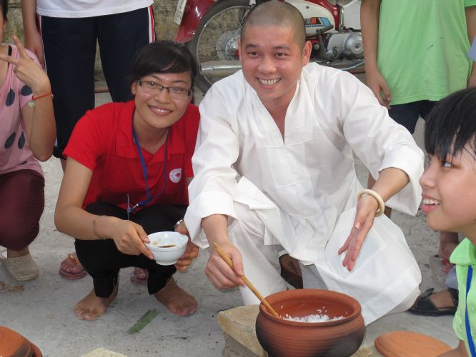 Hà Nội: Khóa tu chùa Nam Dư Thượng với chương trình cả nhà cùng vượt khó và viết lời kinh Phật