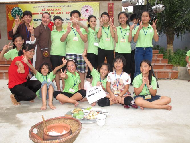Hà Nội: Khóa tu chùa Nam Dư Thượng với chương trình cả nhà cùng vượt khó và viết lời kinh Phật
