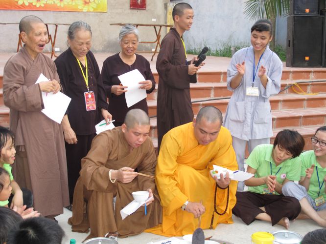 Hà Nội: Khóa tu chùa Nam Dư Thượng với chương trình cả nhà cùng vượt khó và viết lời kinh Phật