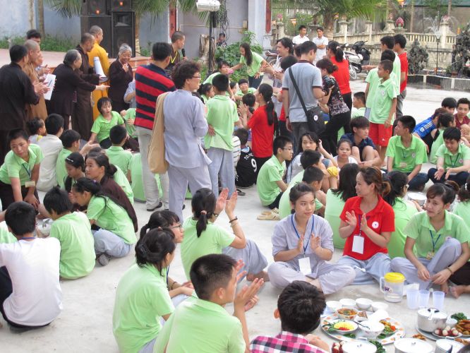 Hà Nội: Khóa tu chùa Nam Dư Thượng với chương trình cả nhà cùng vượt khó và viết lời kinh Phật