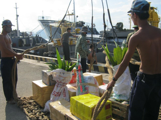 Khánh Hòa: Quà từ đất liền gửi tặng Trường Sa