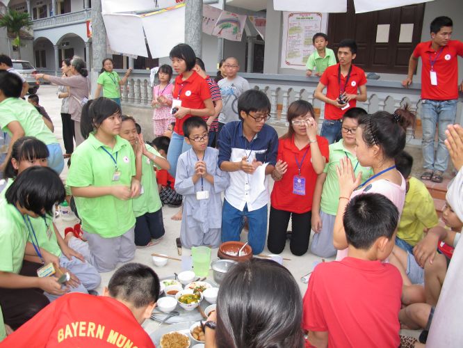 Hà Nội: Khóa tu chùa Nam Dư Thượng với chương trình cả nhà cùng vượt khó và viết lời kinh Phật