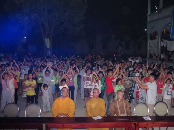 Hà Nội: Hoành tráng đêm thời trang – Văn nghệ tại khóa tu chùa Nam Dư Thượng