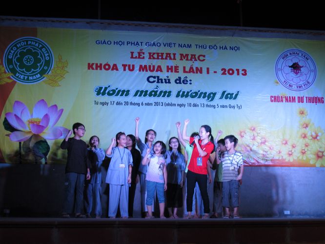 Hà Nội: Hoành tráng đêm thời trang – Văn nghệ tại khóa tu chùa Nam Dư Thượng