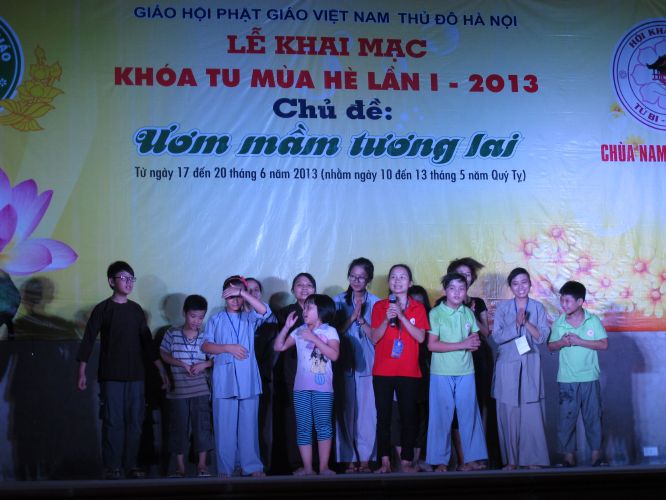 Hà Nội: Hoành tráng đêm thời trang – Văn nghệ tại khóa tu chùa Nam Dư Thượng