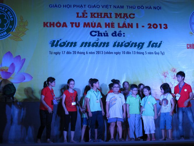 Hà Nội: Hoành tráng đêm thời trang – Văn nghệ tại khóa tu chùa Nam Dư Thượng
