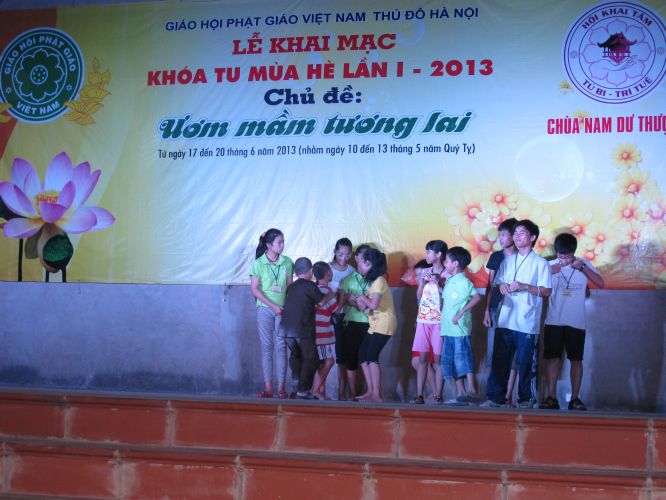 Hà Nội: Hoành tráng đêm thời trang – Văn nghệ tại khóa tu chùa Nam Dư Thượng