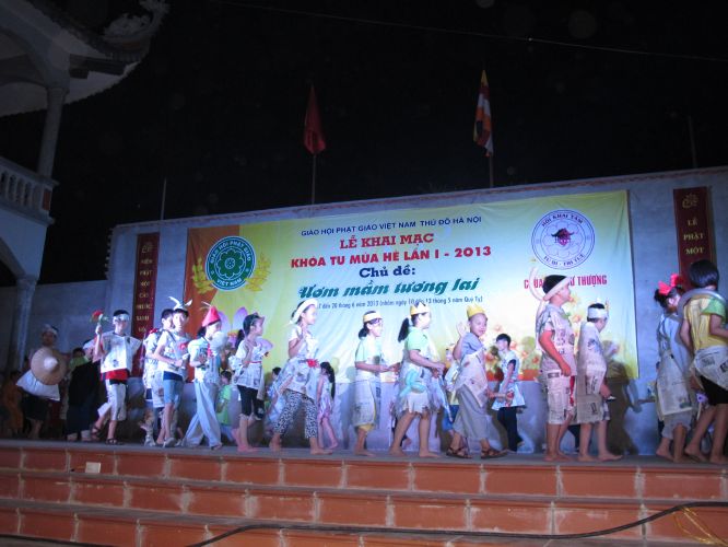 Hà Nội: Hoành tráng đêm thời trang – Văn nghệ tại khóa tu chùa Nam Dư Thượng