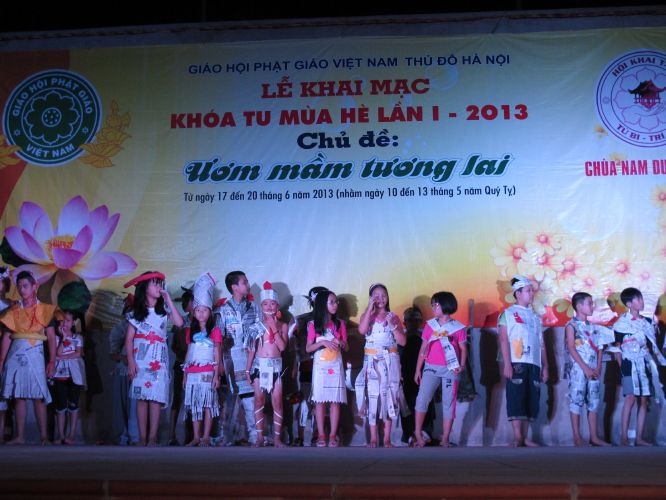 Hà Nội: Hoành tráng đêm thời trang – Văn nghệ tại khóa tu chùa Nam Dư Thượng