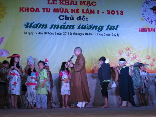Hà Nội: Hoành tráng đêm thời trang – Văn nghệ tại khóa tu chùa Nam Dư Thượng