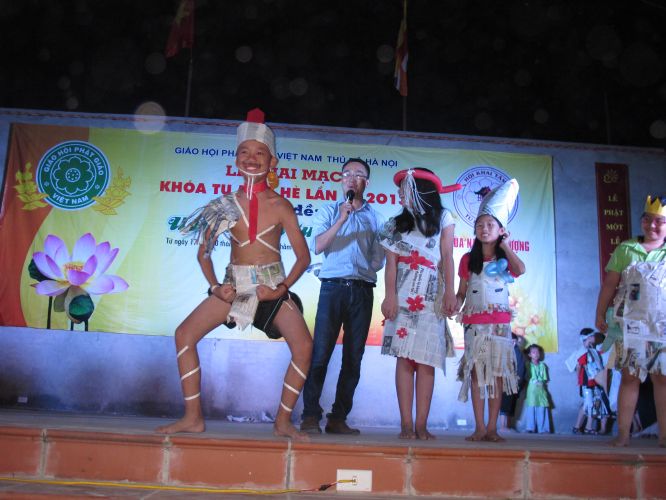 Hà Nội: Hoành tráng đêm thời trang – Văn nghệ tại khóa tu chùa Nam Dư Thượng