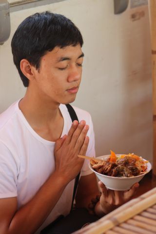 Buôn Mê: Thương màu áo trắng của Thiện Tài Đồng Tử
