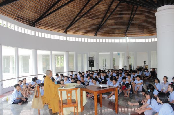Đắc Lắc: TT. Thích Nhật Từ và pháp thoại “NHỮNG SAI LẦM TUỔI TEEN”