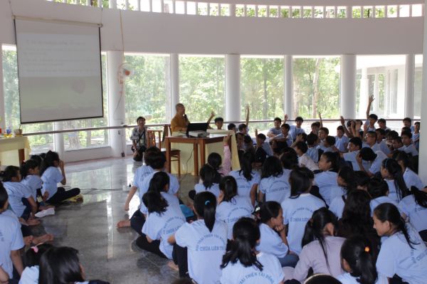 Đắc Lắc: TT. Thích Nhật Từ và pháp thoại “NHỮNG SAI LẦM TUỔI TEEN”