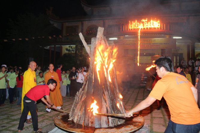 Đồng Tháp: Đêm thi thời trang và lửa trại hoành tráng của hội trại “Hiểu và Thương&quot;