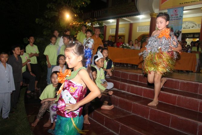 Đồng Tháp: Đêm thi thời trang và lửa trại hoành tráng của hội trại “Hiểu và Thương&quot;