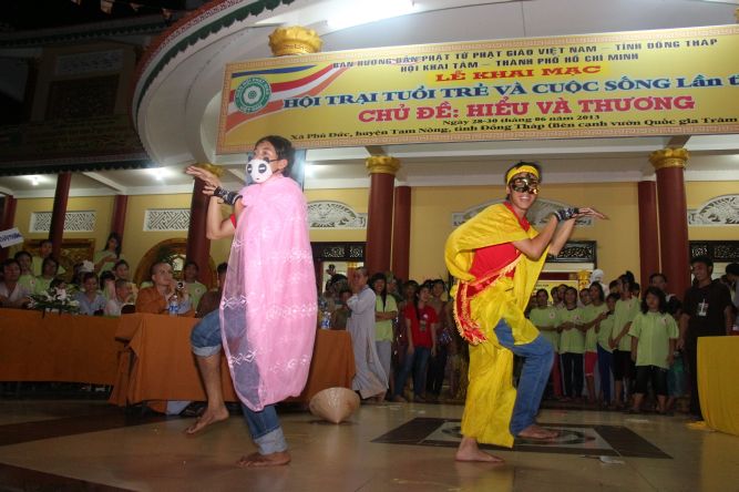Đồng Tháp: Đêm thi thời trang và lửa trại hoành tráng của hội trại “Hiểu và Thương&quot;