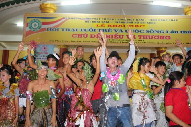 Đồng Tháp: Đêm thi thời trang và lửa trại hoành tráng của hội trại “Hiểu và Thương&quot;
