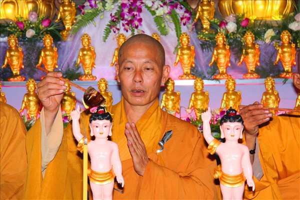 Long an: Lễ Mộc Dục Tại Chùa Khánh Ninh