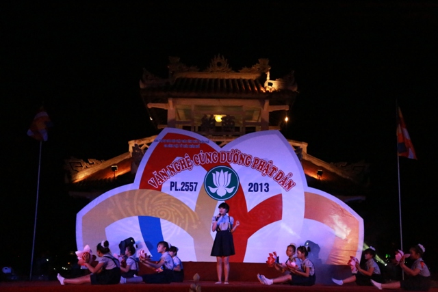 TT. Huế: Văn nghệ cúng dường Phật đản PL.2557- Tiếng ca mừng đản sanh và ngọn lửa thiêng hùng tráng