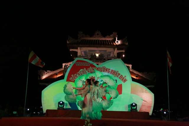 TT. Huế: Văn nghệ cúng dường Phật đản PL.2557- Tiếng ca mừng đản sanh và ngọn lửa thiêng hùng tráng