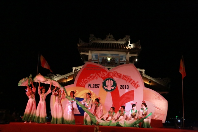 TT. Huế: Văn nghệ cúng dường Phật đản PL.2557- Tiếng ca mừng đản sanh và ngọn lửa thiêng hùng tráng